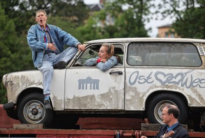 Weltweit einzigartig: Theaterzug lässt Flucht in den Westen lebendig werden - Das Ensemble baute bei den Flucht in den Westen einen ausrangierten Trabi ins Geschehen ein. Foto: Thomas Voigt