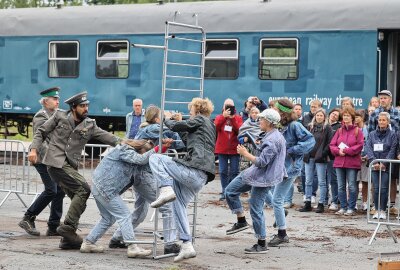 Weltweit einzigartig: Theaterzug lässt Flucht in den Westen lebendig werden - Das Publikum erlebte eine wilde Szene am Zaun der Prager Botschaft. Foto: Thomas Voigt