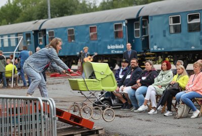 Weltweit einzigartig: Theaterzug lässt Flucht in den Westen lebendig werden - Die Szenen basieren auf Zeitzeugenaussagen. In der dokumentarischen Vorstellung wagt eine schwangere Frau mit Kinderwagen die gefährliche Flucht. Foto: Thomas Voigt