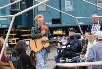 Weltweit einzigartig: Theaterzug lässt Flucht in den Westen lebendig werden - Mit Gitarre und DDR-Föhn auf den Weg in den Goldenen Westen. Foto: Thomas Voigt