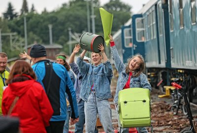 Weltweit einzigartig: Theaterzug lässt Flucht in den Westen lebendig werden - Ankunftsszene im gelobten Land. Foto: Thomas Voigt