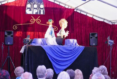 Weltweit einzigartiges Fußtheater begeistert Gelenauer Publikum - Dies ist die Bühne, die die Künstlerin bei ihren Touren stets verwendet. Foto: Andreas Bauer