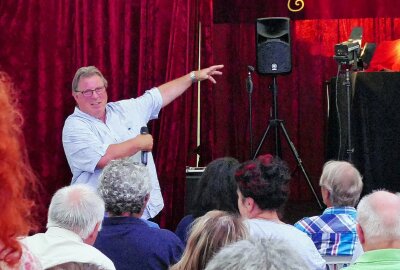 Weltweit einzigartiges Fußtheater begeistert Gelenauer Publikum - Gastgeber Frank Hübner freute sich, bei den Gelenauer Puppentheatertagen eine solch prominente Künstlerin präsentieren zu können. Foto: Andreas Bauer