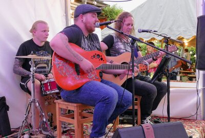 Weltweit einzigartiges Fußtheater begeistert Gelenauer Publikum - Live-Musik durfte beim Varieté-Abend nicht fehlen. Foto: Andreas Bauer