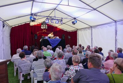 Weltweit einzigartiges Fußtheater begeistert Gelenauer Publikum - Das Gelenauer Zelt war mit 80 Zuschauern prall gefüllt. Foto: Andreas Bauer