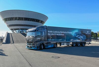 Weltweit erster eTruck fährt in Sachsen! - Der erste MAN eTruck findet seinen Weg zum Kunden. Foto: EHL Media/Erik-Holm Langhof