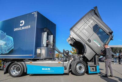 Weltweit erster eTruck fährt in Sachsen! - Der erste MAN eTruck findet seinen Weg zum Kunden. Foto: EHL Media/Erik-Holm Langhof