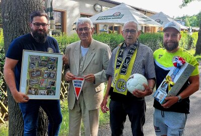 Wema-Held Heinz Bamberger und der VFC feiern Geburtstag - Happy Birthday! Im Bild von links: VFC-Historiker Volker Herold, Werner und Heinz Bamberger sowie VFC-Präsident Thomas Fritzlar. Foto: Karsten Repert