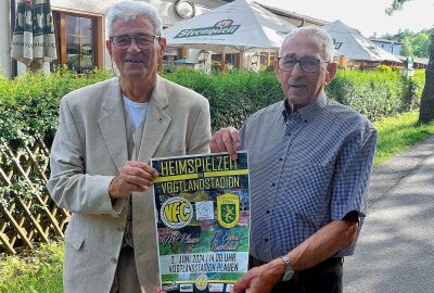 Wema-Held Heinz Bamberger und der VFC feiern Geburtstag - Werner und Heinz Bamberger (rechts) präsentieren das Spieltagsplakat. Sie gehen am Sonntag ins Stadion. Foto: Karsten Repert