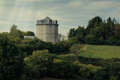 "Wen sollen wir denn sonst nehmen, Heiner? In deinem Alter ist kaum jemand so fit" - Irgendwo in einer deutschen Landschaft steht jener Turm von Ephraim Zamir, welcher der Handlung seinen Namen gibt. Auf den ersten Blick sieht man nicht, dass Zamirs Wohnort eigentlich eine Festung ist, die sehr wehrhaft ist.