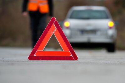 Wenn das Auto streikt: Mit Sicherheit durch jede Panne - Erst nachdem die Pannenstelle ausreichend gesichert wurde, sollte ein Pannendienst oder der Automobilclub verständigt werden.