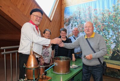 Wenn der Schmiedfritzaugust im Erzgebirge in Geheimnisse der Schnapsherstellung einweiht - Einen Aha-Effekt vermittelte der Schmiedfritzaugust auch zwei Paaren aus Waldheim und Bad Lauchstädt. Foto: Jana Kretzschmann