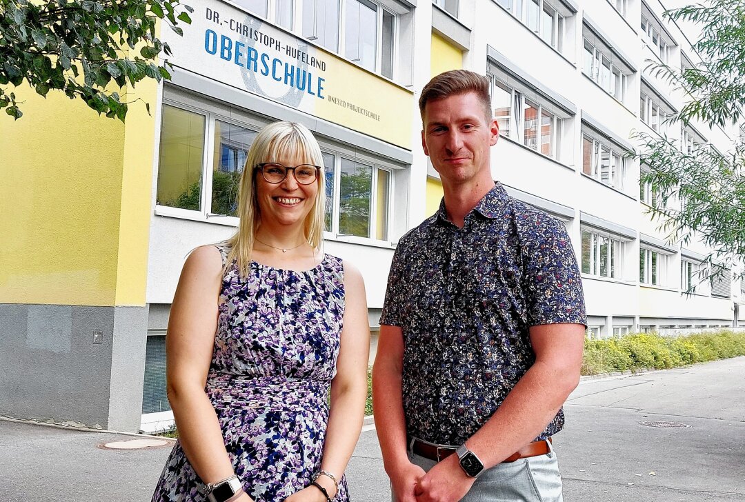 Wenn du auf Teamgeist stehst: Komm' in die "Hufe"! - Marlen Michel und Nico Seifert leiten ab jetzt die Hufeland-Oberschule. Foto: Karsten Repert