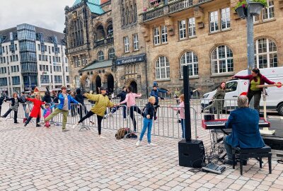 Wer tanzt denn da? - Kinder, Jugendliche und Erwachsene nehmen am Ballett-Workshop teil. Foto: Steffi Hofmann