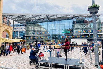 Wer tanzt denn da? - Sabrina Sadowska, Ballettdirektorin der Theater Chemnitz, leitet ein öffentliches Ballett-Workshop auf dem Neumarkt im Rahmen des TanzIModerneITanz Festivals. Steffi Hofmann