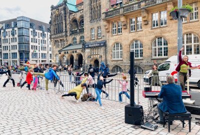 Wer tanzt denn da? - Kinder, Jugendliche und Erwachsene nehmen am Ballett-Workshop teil. Foto: Steffi Hofmann 