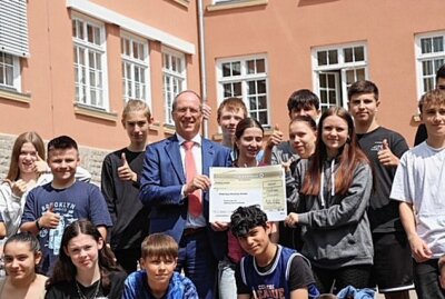 Werdauer Diesterweg-Oberschule kann sich über Zuwendung freuen - Matthias Lehmann, Niederlassungsleiter für Norma Sachsen, überreicht den Werdauer Oberschülern den Spendenscheck. Foto: Norma 