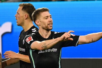 Werder siegt im Nordduell: Wolfsburgs Heimfluch geht weiter - Mitchell Weiser (r) erzielte den Bremer Ausgleich. 