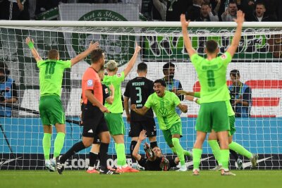 Werder siegt im Nordduell: Wolfsburgs Heimfluch geht weiter - Wolfsburgs Tiago Tomás (M) traf kurios zur VfL-Führung.