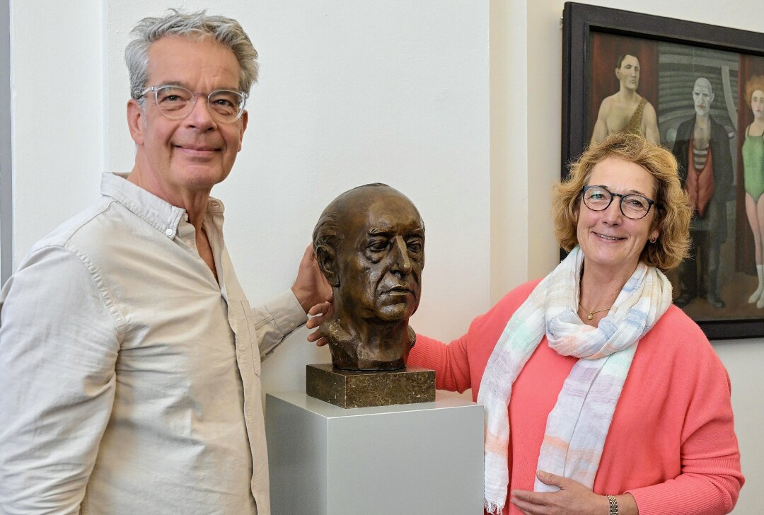 Werke gehen auf Weltreise: Ausstellungstournee für Max Pechstein-Arbeiten - Im Bild Martin Pechstein (li.) und Julia Pechstein (re.), die beiden Enkel von Max Pechstein. Foto: Ralf Wendland