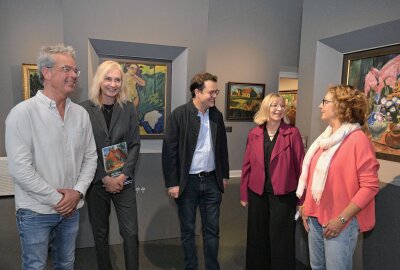 Werke gehen auf Weltreise: Ausstellungstournee für Max Pechstein-Arbeiten - Im Bild (v.li.) Martin Pechstein, Enkel von Max Pechstein aus Berlin, Dr. Bianca Dommes, Leiterin des Kulturamtes Zwickau, Maximilian Letze, Institut für Kulturaustausch, Dr. Petra Lewey, Leiterin Kunstsammlungen und Julia Pechstein, Enkelin von Max Pechstein aus Hamburg. Foto: Ralf Wendland