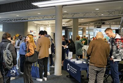 Westsächsische Hochschule Zwickau begrüßt internationale Studierende zum neuen Semester - Reges Treiben im Foyer des SchülerLab zum International Welcome Day der WHZ. Foto: WHZ/ J. Jeschke