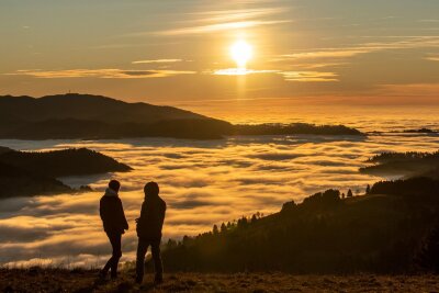 Wetterphänomen im Gebirge lockt zu Herbstwanderungen - Im Herbst tritt in den Bergen oft eine Inversionswetterlage auf, bei der es im Tal neblig und kalt, in der Höhe jedoch sonnig und wärmer ist – ideal für Wanderer.