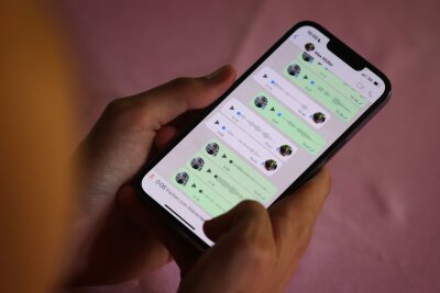 Whatsapp macht Text aus Sprachnachrichten - Genug von ständigen Sprachnachrichten? Diese kann man sich nun auch als Text anzeigen lassen - Whatsapp führt die Option zur Transkription ein.