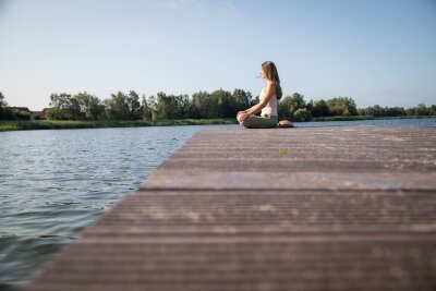 Wie Achtsamkeit mehr Ruhe in den Alltag bringt - Achtsamkeit lässt sich mit kleinen Übungen einfach in den Alltag einbauen. Das hilft, Stress besser zu bewältigen.