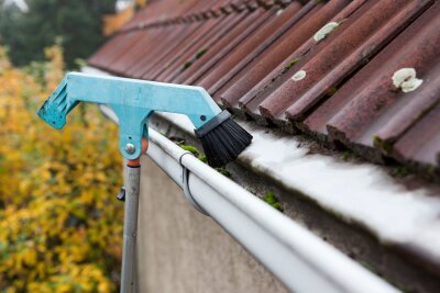 Wie bereite ich mein Haus auf die kalte Jahreszeit vor? - Die Reinigung der Dachrinnen im Herbst ist wichtig, um Verstopfungen zu verhindern und das Regenwasser sicher abzuleiten, bevor der Winter kommt.