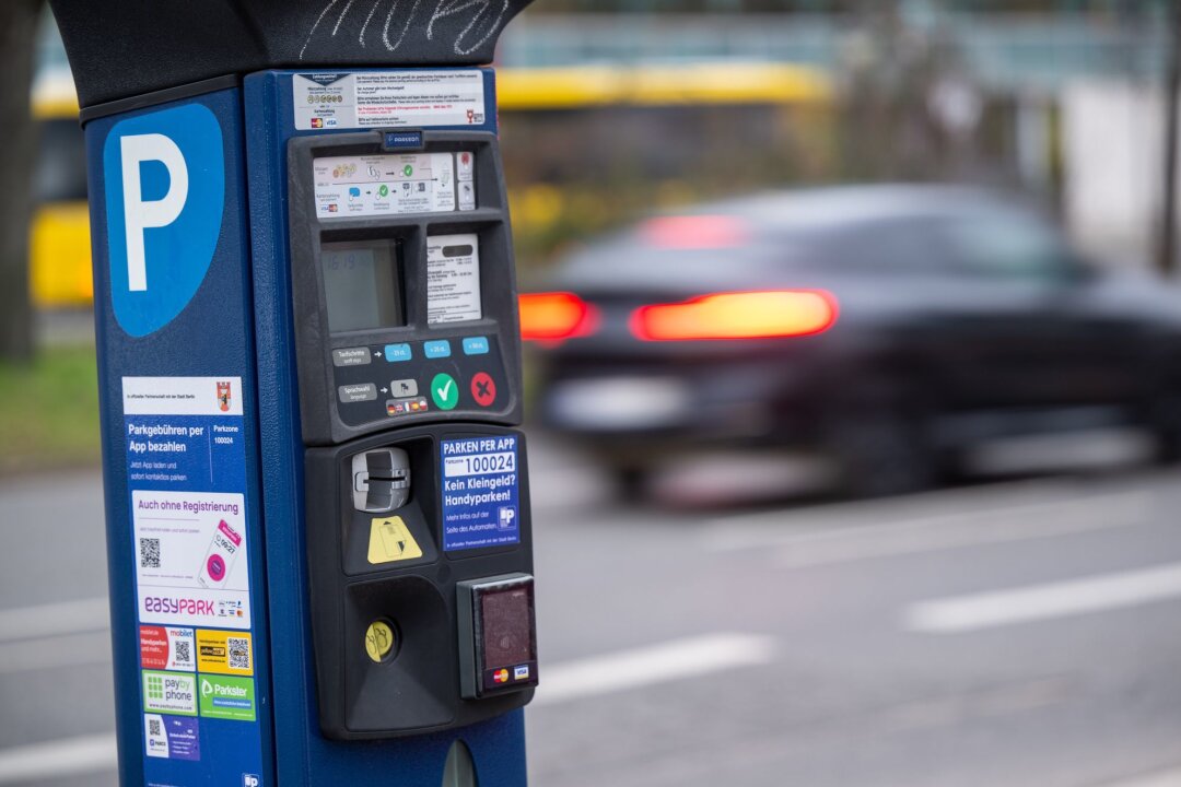 Wie Betrüger am Parkautomaten Ihre Kreditkartendaten stehlen - Behörden warnen vor Betrügereien an Parkautomaten, bei denen Kriminelle echte QR-Codes überkleben.