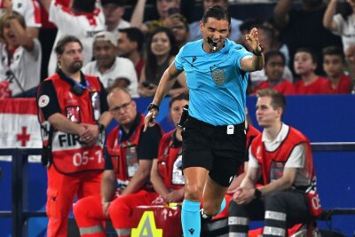 "Wie die Löwen": Georgien feiert historischen Sieg - Schiedsrichter Sandro Schärer aus der Schweiz zeigte nach der Pause auf den Punkt: Elfmeter für Georgien.