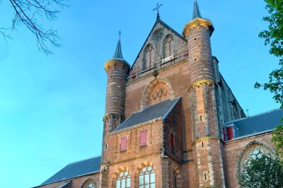 Wie die Tulpe nach Holland kam: zu Besuch in Leiden - Die Pieterskerk ist die zentrale Kirche in Leiden.