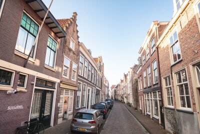 Wie die Tulpe nach Holland kam: zu Besuch in Leiden - Gut versteckt: Das "Young Rembrandt Studio" (l) widmet sich dem Barockmaler, der 1606 in Leiden geboren wurde.