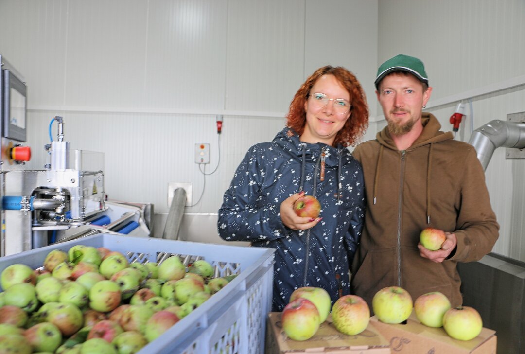 Wie ein junges Ehepaar aus dem Vogtland einen Beitrag für die Zukunft leistet - Daniela und Eric Büchold zeigen ihre neue Saftpress-Anlage. Foto: Simone Zeh