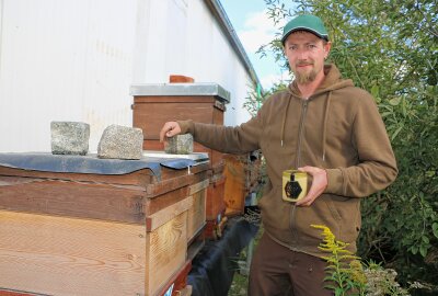 Wie ein junges Ehepaar aus dem Vogtland einen Beitrag für die Zukunft leistet - Eric Büchold zeigt seine Beunten. Die Bienen gehen langsam in den Winterschlaf. Foto: Simone Zeh