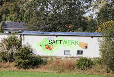 Wie ein junges Ehepaar aus dem Vogtland einen Beitrag für die Zukunft leistet - Hingucker in Kürbitz: Von André Wolf hat sich die Familie die Hauswand bemalen lassen. Foto: Simone Zeh