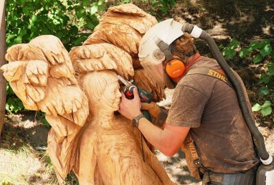 Wie ein Kettensäge-Event dem Tourismus im Erzgebirge hilft - Auch mit Kettensägen lassen sich filigrane Figuren erschaffen. Foto: Andreas Bauer