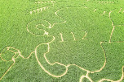 Wie ein Maislabyrinth in Chemnitz entsteht: High-Tech Landwirtschaft trifft Feuerwehr - Während der Schnitzeljagd durch das Labyrinth sollen alle Besucher Wissenswertes über die Landwirtschaft, die Feuerwehr und das Verhalten in Gefahrensituationen lernen. 