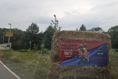 Wie ein Maislabyrinth in Chemnitz entsteht: High-Tech Landwirtschaft trifft Feuerwehr - In diesem Jahr ist das Motto des Maislabyrinthes "150 Jahre Feuerwehr Wittgensdorf".