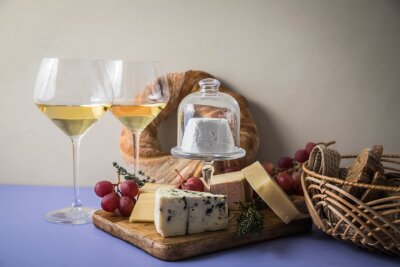 Wie ein Schweizer Uhrwerk: So wird die Käseplatte perfekt - Auf ein Schweizer Käsebrett gehören mindestens 5 Käseklassiker: Le Gruyere, Appenzeller, Emmentaler, Blauschimmel- und Ziegenfrischkäse.