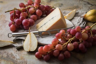 Wie ein Schweizer Uhrwerk: So wird die Käseplatte perfekt - Sowohl Weintrauben als auch Birnenspalten sind eine wunderbare Ergänzung zu halbfestem Schnittkäse. Diese Zugaben greifen die Fruchtigkeit des Käses auf. 