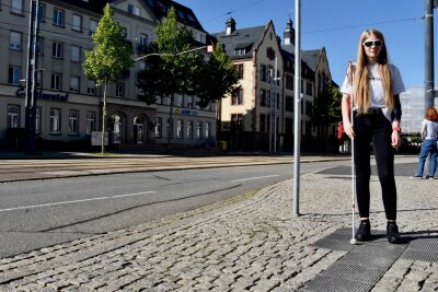 Wie eine blinde Schülerin mit Hürden und mangelnder Unterstützung zu kämpfen hat - Dana Schray kritisiert das Blindenleitsystem und zeigt am Hauptbahnhof Stellen, die besonders verbesserungswürdig sind. Fotos: Steffi Hofmann