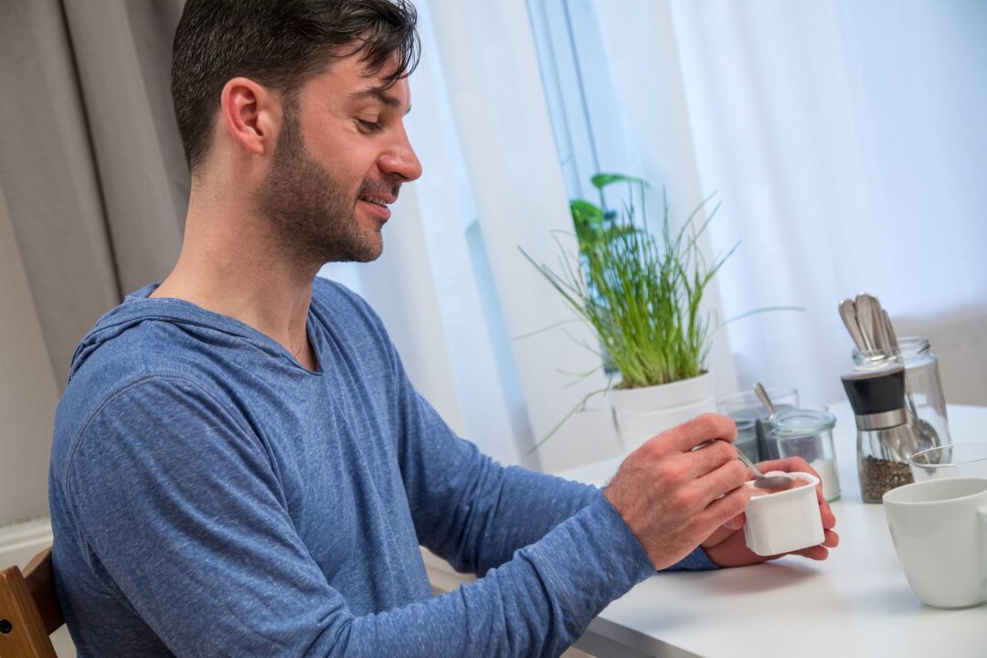 Wie gesund sind High-Protein-Puddings? - High-Protein-Puddings bieten viel Eiweiß, doch natürliche Alternativen wie Magerquark oder Vollkornbrot mit Hummus liefern die gleiche Menge Protein ohne Zusatzstoffe.