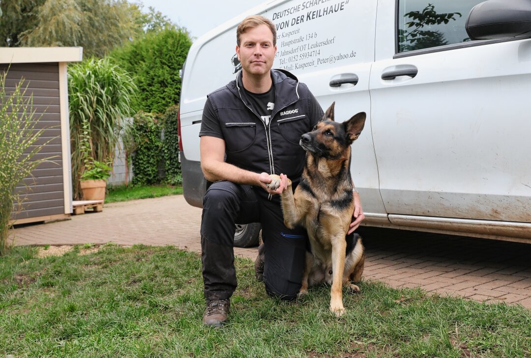 Wie Hund "Kuno" einen Erzgebirger mächtig stolz machte - Ein Erfolgsgespann: Peter Kaspereit und Schäferhund Kuno.Foto: Katja Lippmann-Wagner