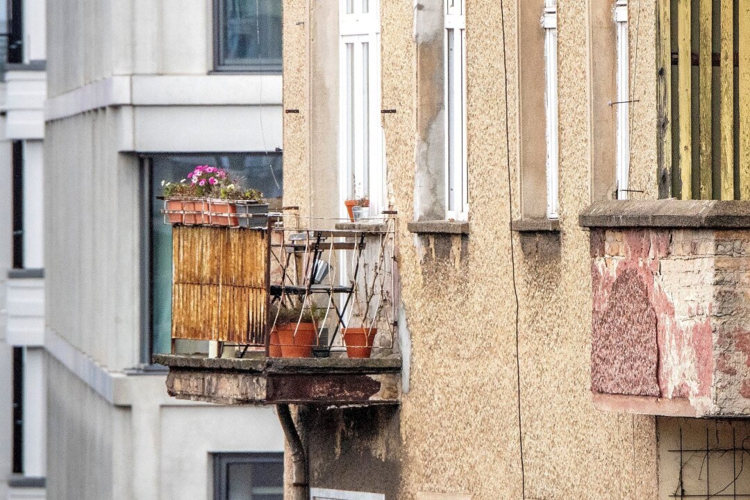 Wie kann ich erkennen, ob der Balkon absturzgefährdet ist? - Einige Alarmsignale sollten Mieter und Eigentümer ernst nehmen: Risse im Beton, schiefe Holzteile oder Algenbildung können auf Schäden am Balkon hinweisen.