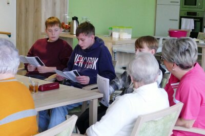 Wie Schüler den Alltag im Zschopauer Seniorenzentrum bereichern - Gespannt lauschten die Senioren den Schülern beim Lesen. 