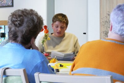 Wie Schüler den Alltag im Zschopauer Seniorenzentrum bereichern - Die Schüler trugen Märchen und Geschichten vor. Foto: Andreas Bauer