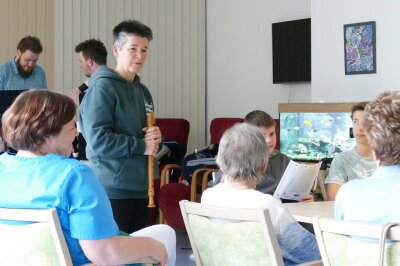 Wie Schüler den Alltag im Zschopauer Seniorenzentrum bereichern - Musiklehrerin Claudia Dietrich leitet die Flötengruppe des Zschopauer Gymnasiums. Foto: Andreas Bauer