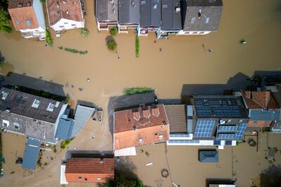 Wie schütze ich mein Haus vor Hochwasser? - Stürme und Regen sorgen immer wieder für Schäden am Haus und im Garten. Eine gute Vorbereitung kann da hilfreich sein.